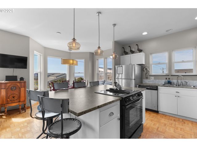 107 Sw COAST St, Newport, OR 97365