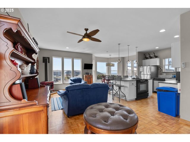 107 Sw COAST St, Newport, OR 97365