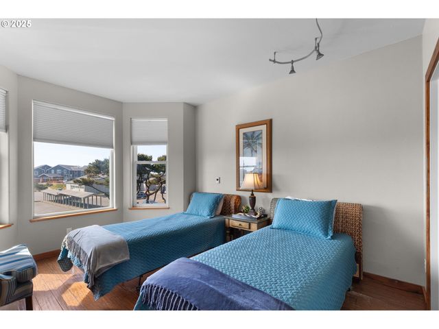 107 Sw COAST St, Newport, OR 97365