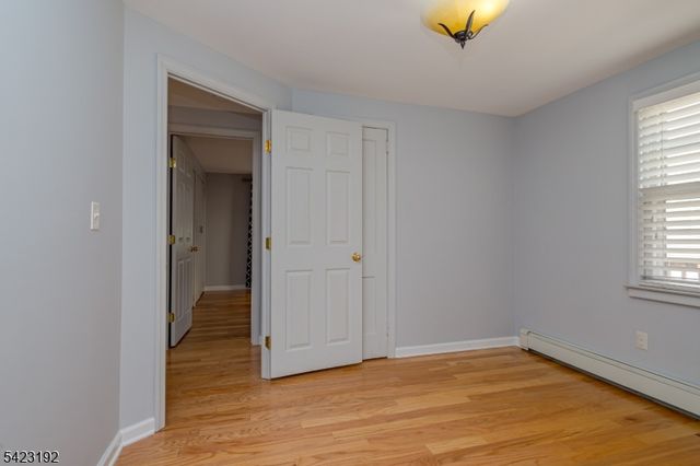 8 Fitzsimmons Ave, Middlesex Boro, NJ 08846