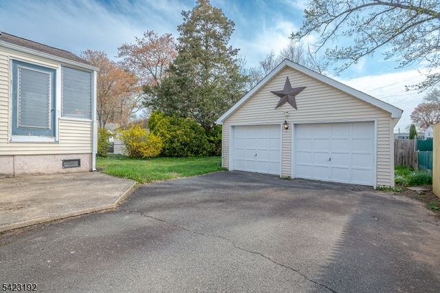 8 Fitzsimmons Ave, Middlesex Boro, NJ 08846