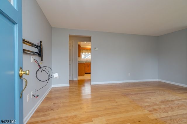 8 Fitzsimmons Ave, Middlesex Boro, NJ 08846