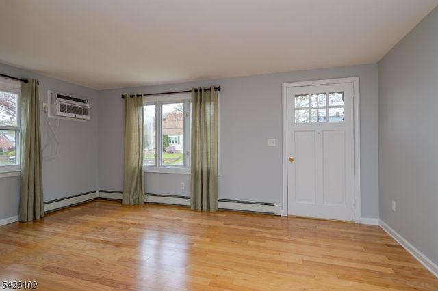 8 Fitzsimmons Ave, Middlesex Boro, NJ 08846