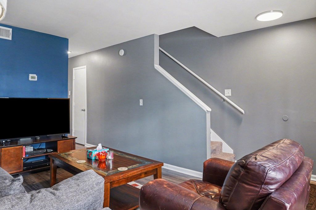 Image 4 of property listing at 406 Crestview Drive B, Summerville, SC 29485