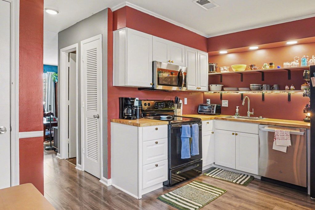 Image 7 of property listing at 406 Crestview Drive B, Summerville, SC 29485