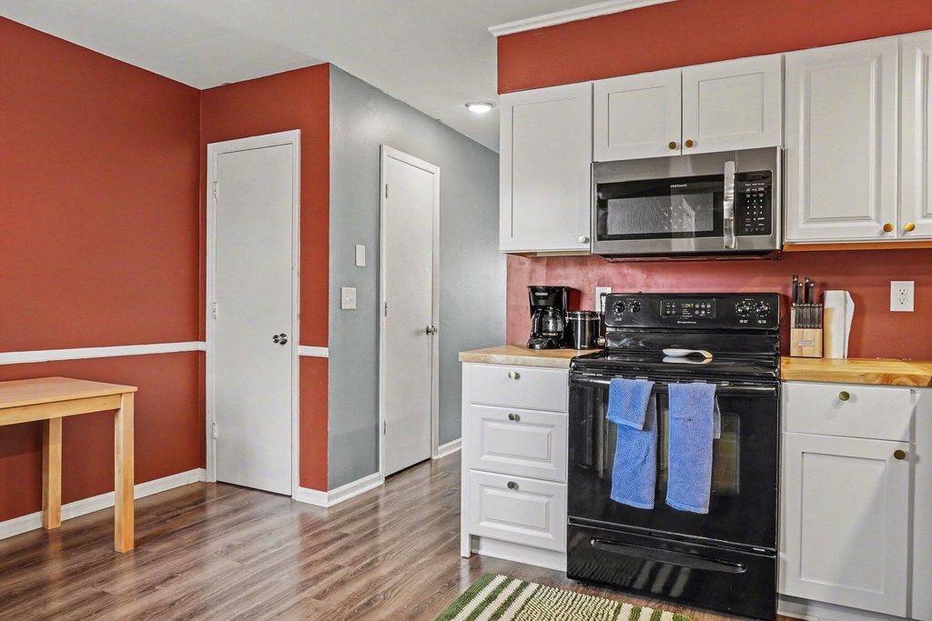 Image 8 of property listing at 406 Crestview Drive B, Summerville, SC 29485