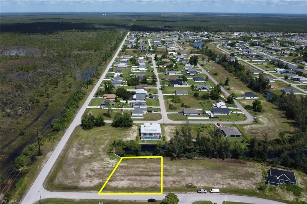 Image 3 of property listing at 807 NE 38th TER, Cape Coral, FL 33909