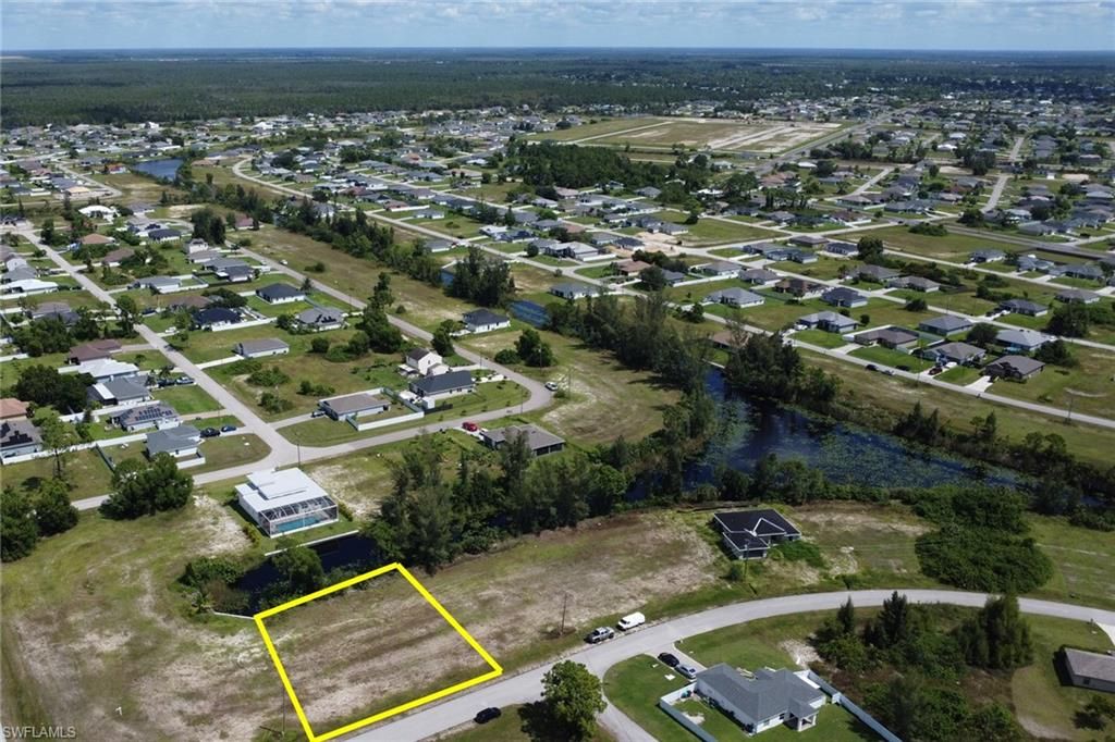 Image 4 of property listing at 807 NE 38th TER, Cape Coral, FL 33909