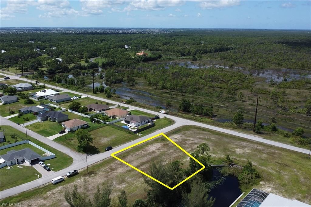 Image 5 of property listing at 807 NE 38th TER, Cape Coral, FL 33909