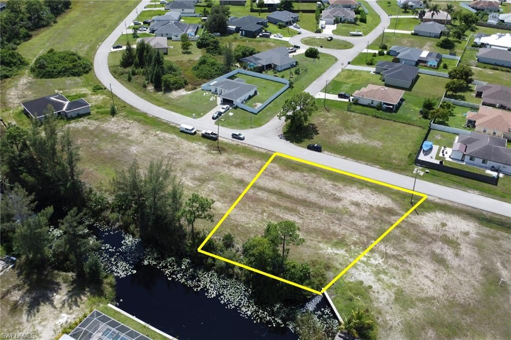 Image 6 of property listing at 807 NE 38th TER, Cape Coral, FL 33909