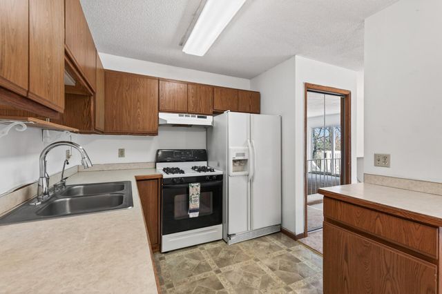 7073 17th Street N, Oakdale, MN 55128