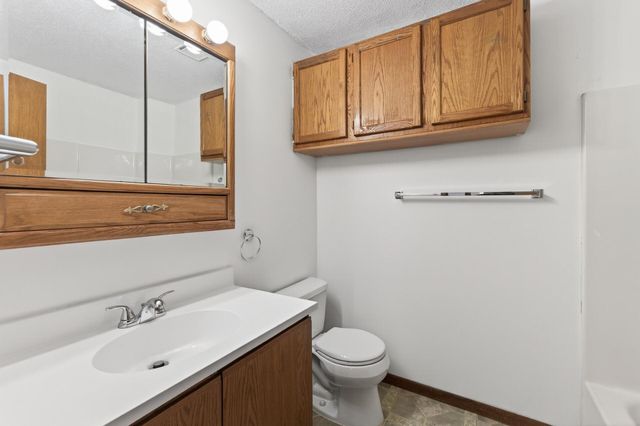 7073 17th Street N, Oakdale, MN 55128