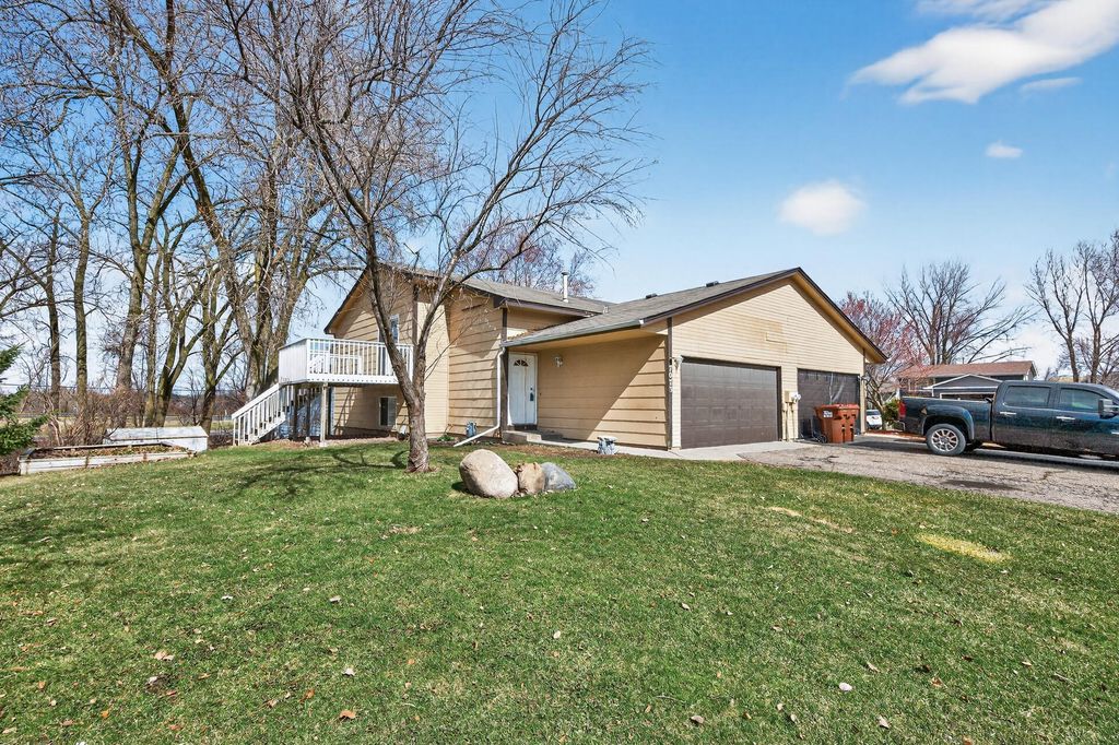 7073 17th Street N, Oakdale, MN 55128