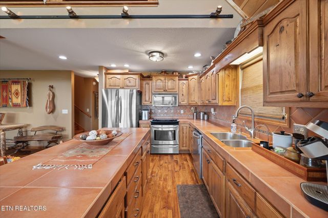7318 Lillydale Rd, Byrdstown, TN 38549