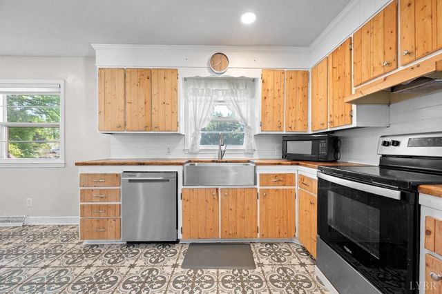 525 Water Oak Road, Roanoke, VA 24019