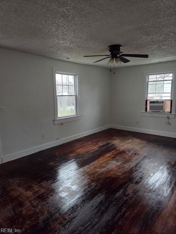 34 Mac Alva DR, Hampton, VA 23669