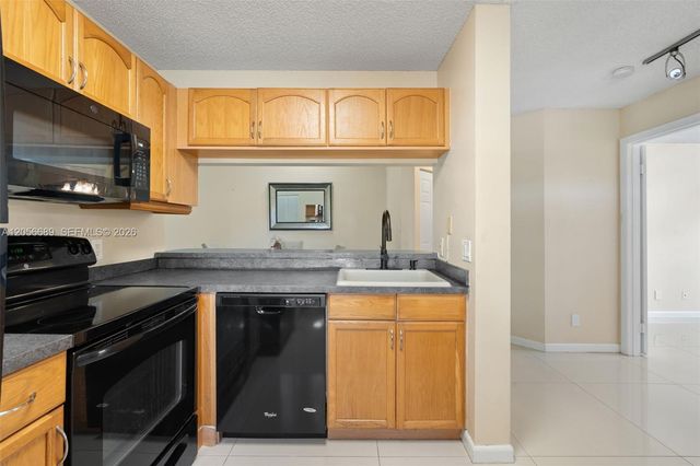 927 Coral Club Dr 927, Coral Springs, FL 33071
