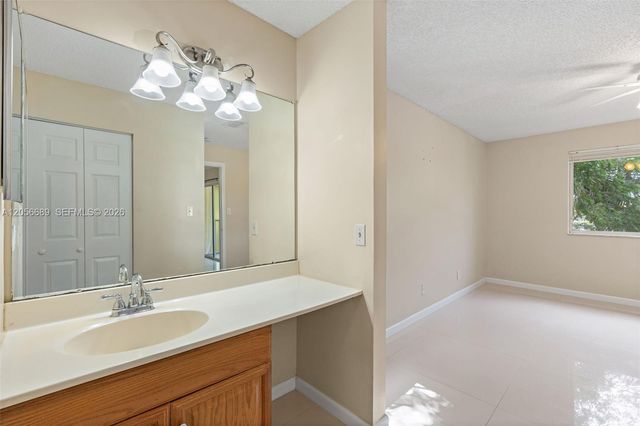 927 Coral Club Dr 927, Coral Springs, FL 33071