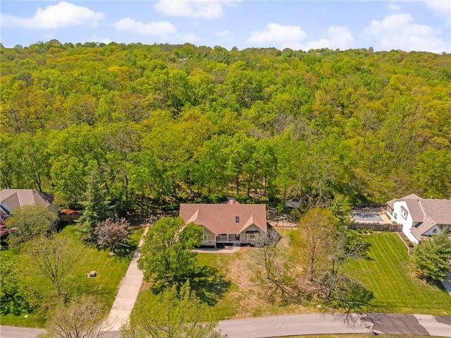 3020 S Bradford Lane, Blue Springs, MO 64015
