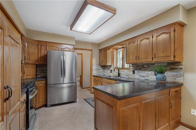 3020 S Bradford Lane, Blue Springs, MO 64015