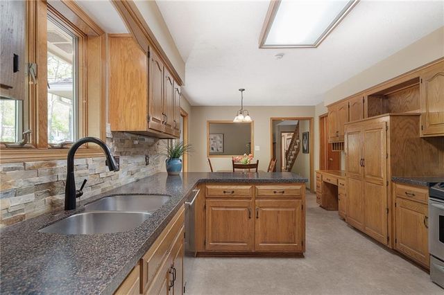 3020 S Bradford Lane, Blue Springs, MO 64015