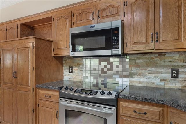 3020 S Bradford Lane, Blue Springs, MO 64015