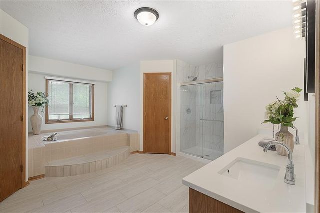 3020 S Bradford Lane, Blue Springs, MO 64015