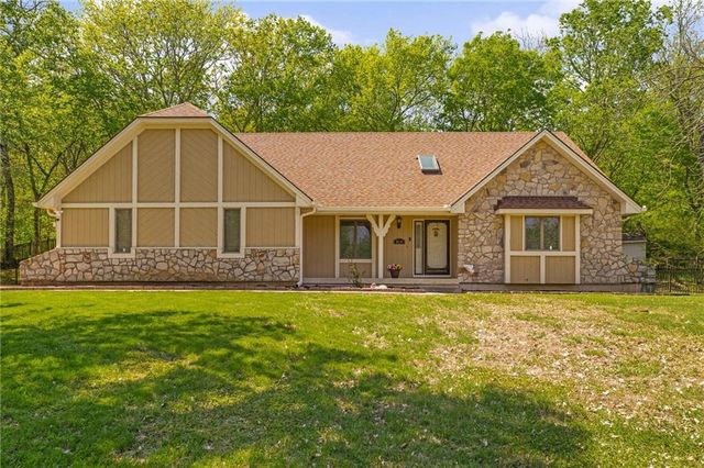 3020 S Bradford Lane, Blue Springs, MO 64015