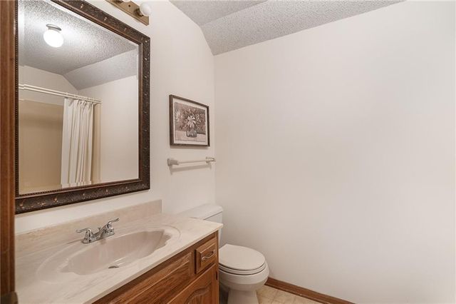 3020 S Bradford Lane, Blue Springs, MO 64015