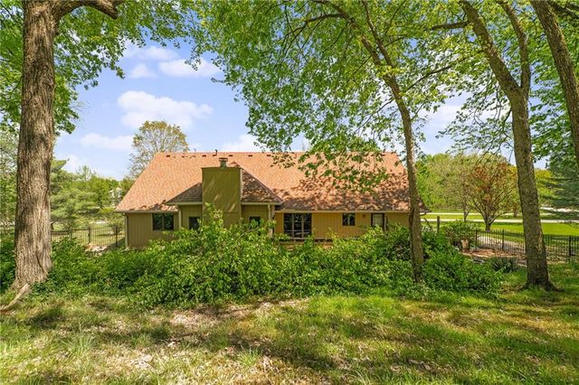 3020 S Bradford Lane, Blue Springs, MO 64015