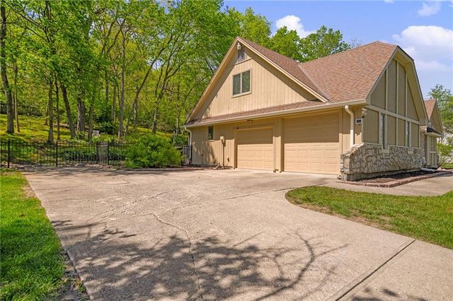 3020 S Bradford Lane, Blue Springs, MO 64015