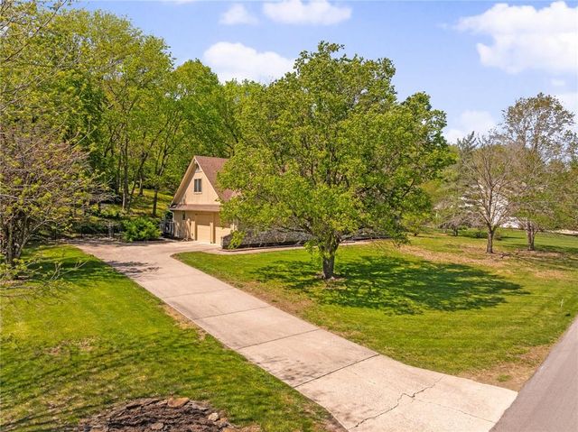 3020 S Bradford Lane, Blue Springs, MO 64015