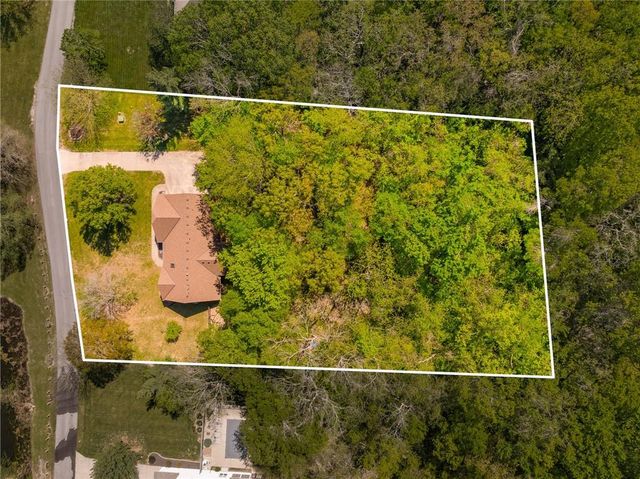 3020 S Bradford Lane, Blue Springs, MO 64015
