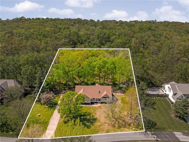 3020 S Bradford Lane, Blue Springs, MO 64015