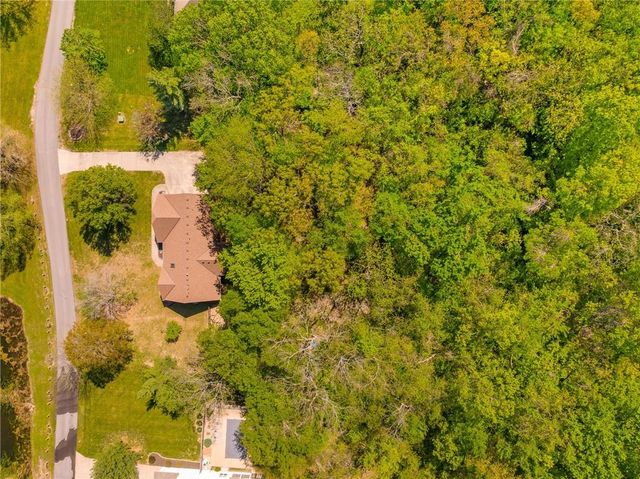 3020 S Bradford Lane, Blue Springs, MO 64015