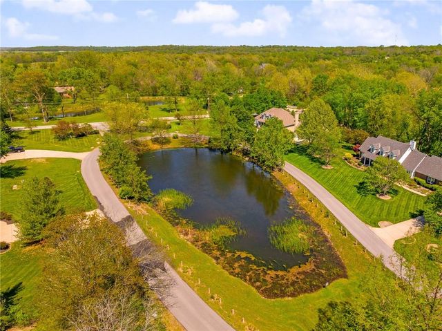 3020 S Bradford Lane, Blue Springs, MO 64015