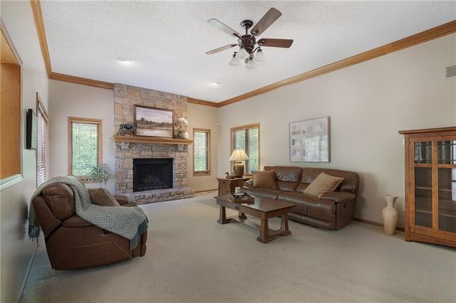 3020 S Bradford Lane, Blue Springs, MO 64015