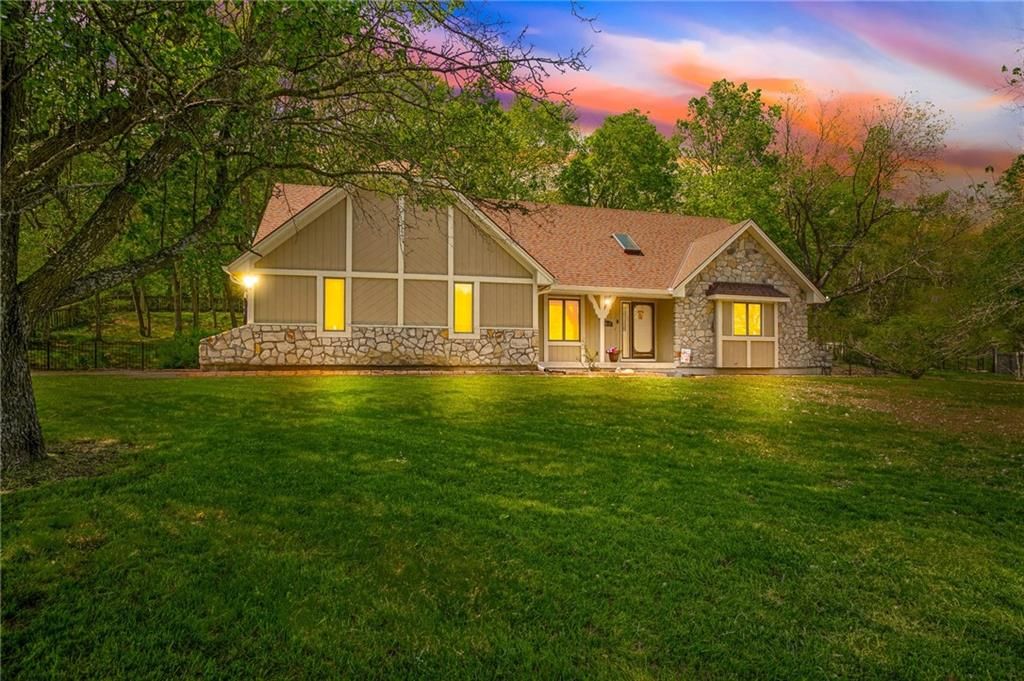 3020 S Bradford Lane, Blue Springs, MO 64015