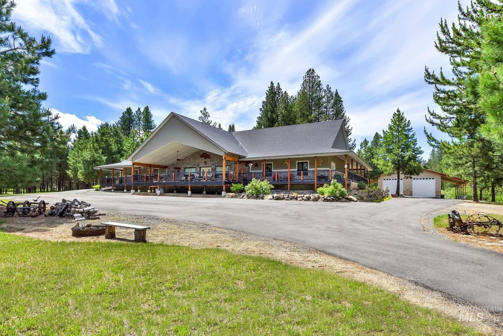 191 Clear Creek Rd, Cascade, ID 83611