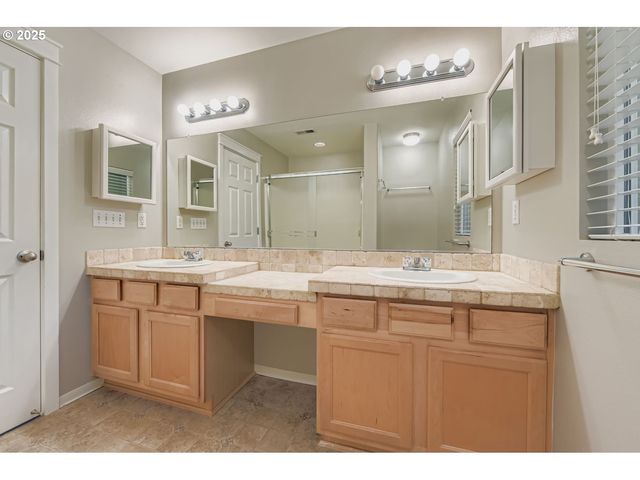 21868 Ne HEARTWOOD Cir, Fairview, OR 97024