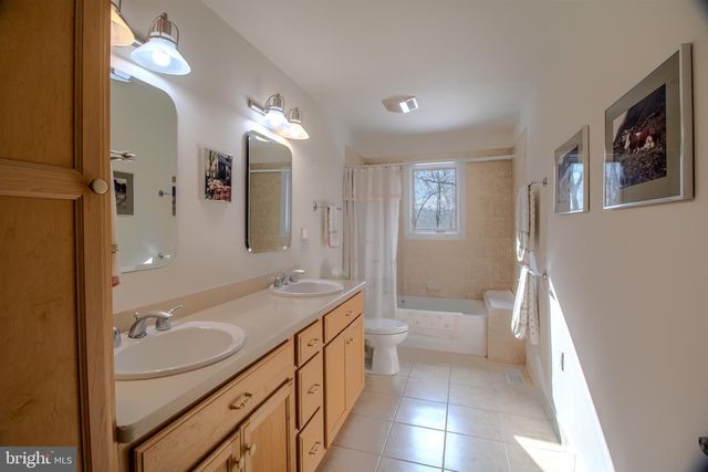 812 STEEPLE CHASE LN, Martinsburg, WV 25404