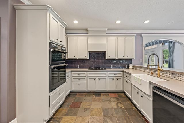 10933 Lake Forest Drive, Conroe, TX 77384