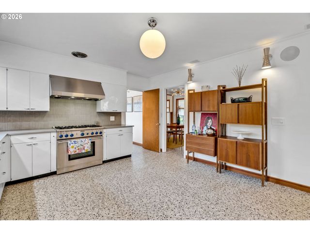 4235 Se WOODWARD St, Portland, OR 97206