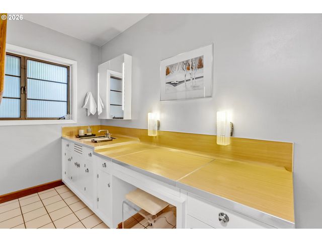 4235 Se WOODWARD St, Portland, OR 97206