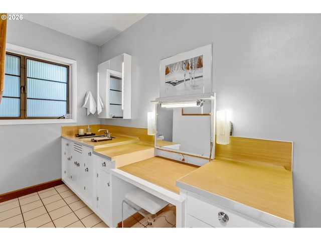 4235 Se WOODWARD St, Portland, OR 97206