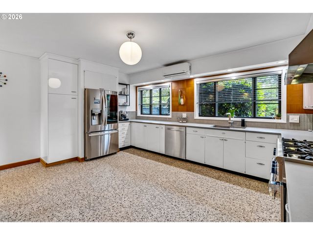 4235 Se WOODWARD St, Portland, OR 97206