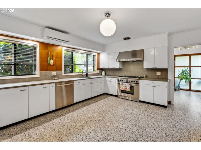4235 Se WOODWARD St, Portland, OR 97206