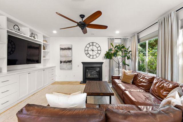 19 Waters Cove Ct, Sacramento, CA 95831