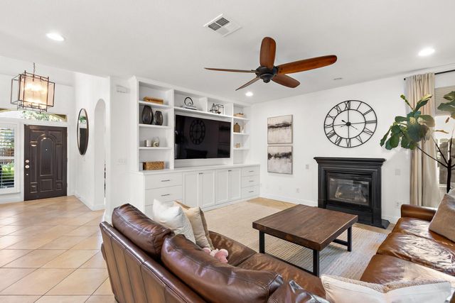 19 Waters Cove Ct, Sacramento, CA 95831