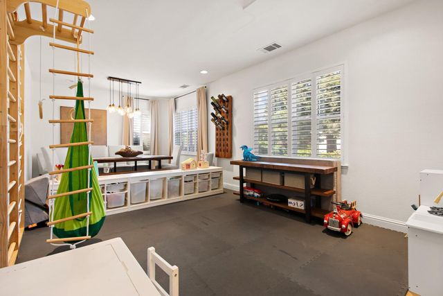 19 Waters Cove Ct, Sacramento, CA 95831